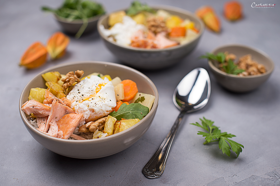 Schüsseln mit Reis. Gemüse, Lachs und pochiertes Ei, Lachs Bowl