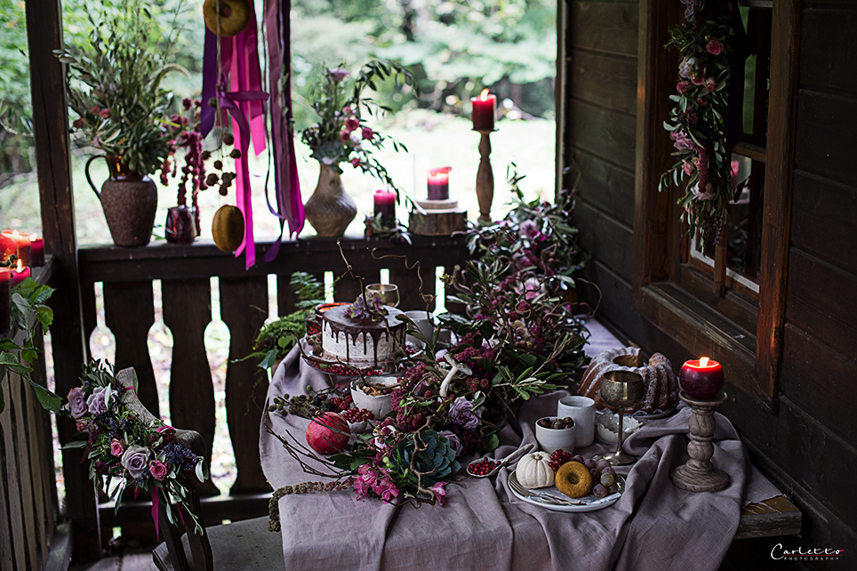 Herbsttisch in Violett mit Gesteck, Blumen, Kerzen, Obst, Nüssen, Kürbis, Kuchen, Herbstdekoration