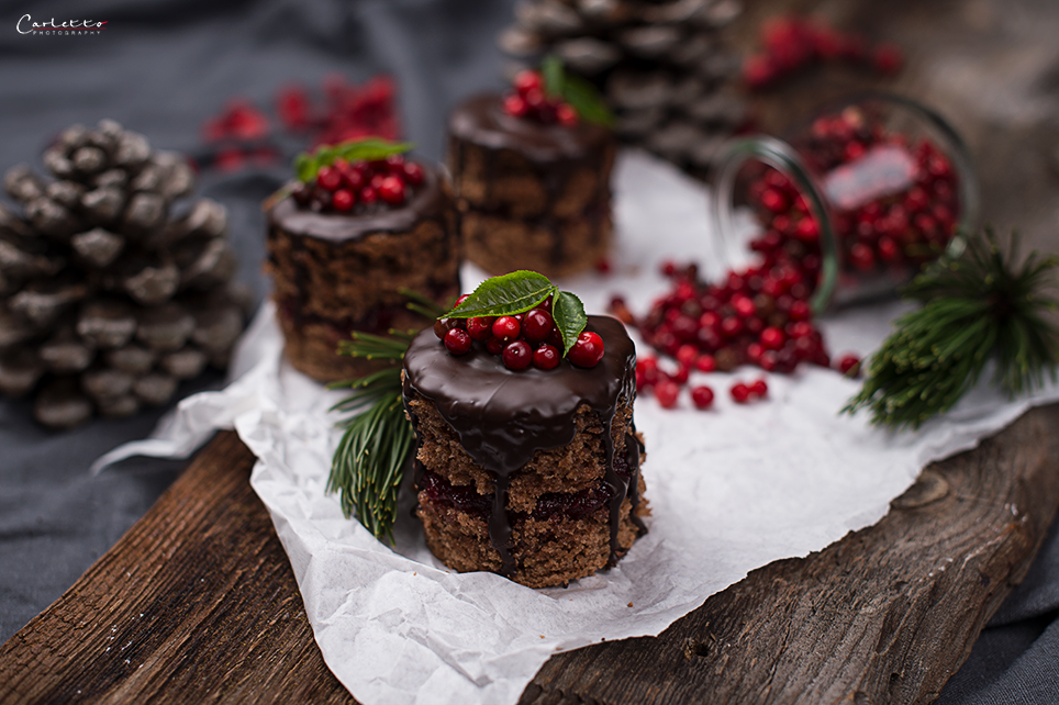 Mini Schokoladenkuchen mit Glasur und Preiselbeeren & Weihnachtsdeko, Mini Drip Cake