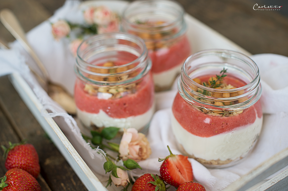 Erdbeer Topfen Trifle im Glas mit Backerbsenstreusel