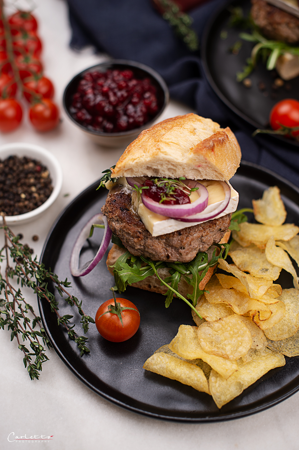 REZEPT: Rindfleisch Burger mit Blauschimmelkäse und Preiselbeeren