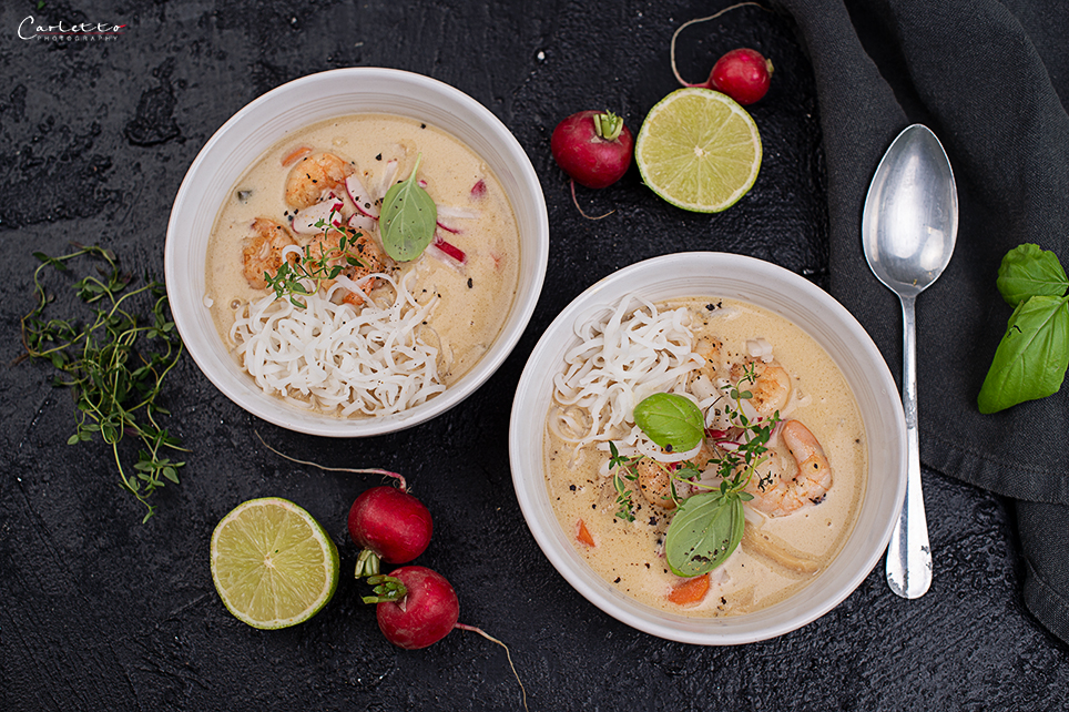Asia Suppe Thai Style mit Garnelen und Radieschen