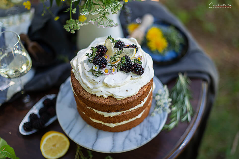 Naked Cake - Zitronentorte mit Mascarponecrme Brombeeren, Thymian, Zitrone und Gänseblümchen