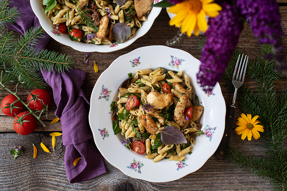 Sommersalat mit Nudeln & Tomaten